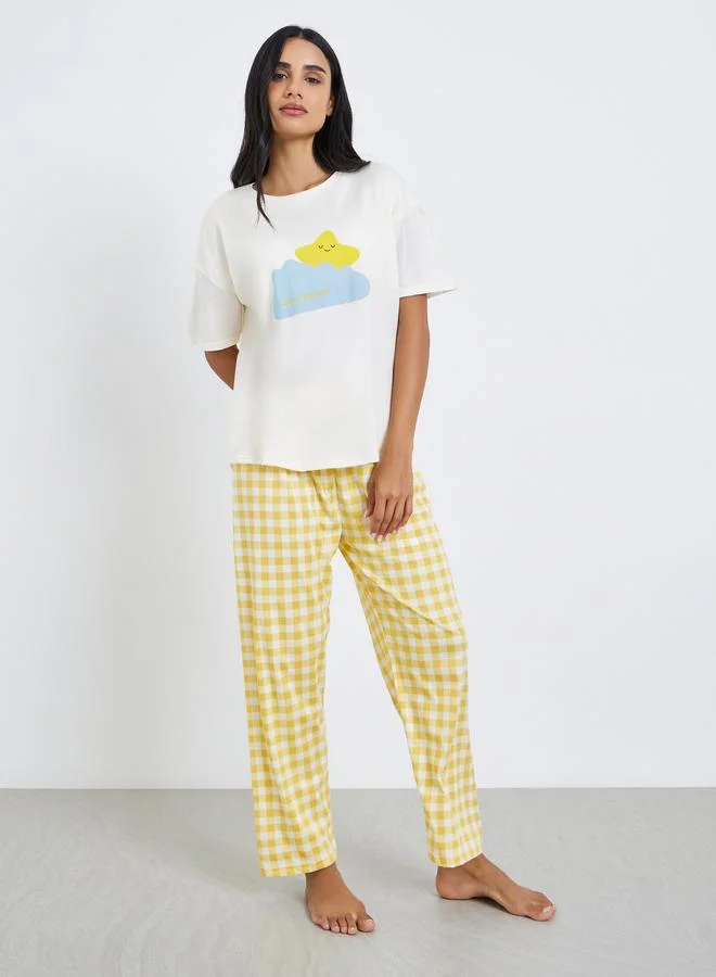 ستايلي طقم 3 قطع تيشيرت مطبوع وشورت كاروهات وبيجاما